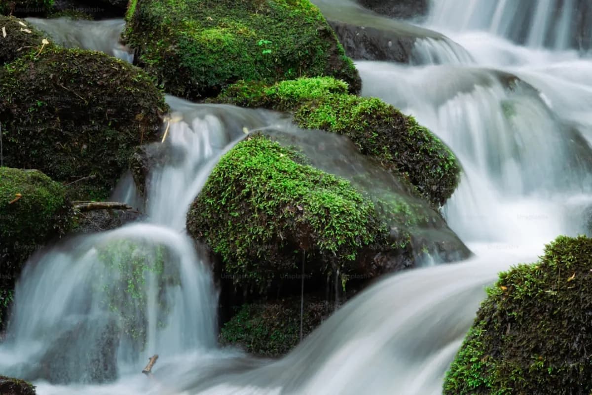 Natuerliche Pools und Wasserfaelle in den Dolomiten