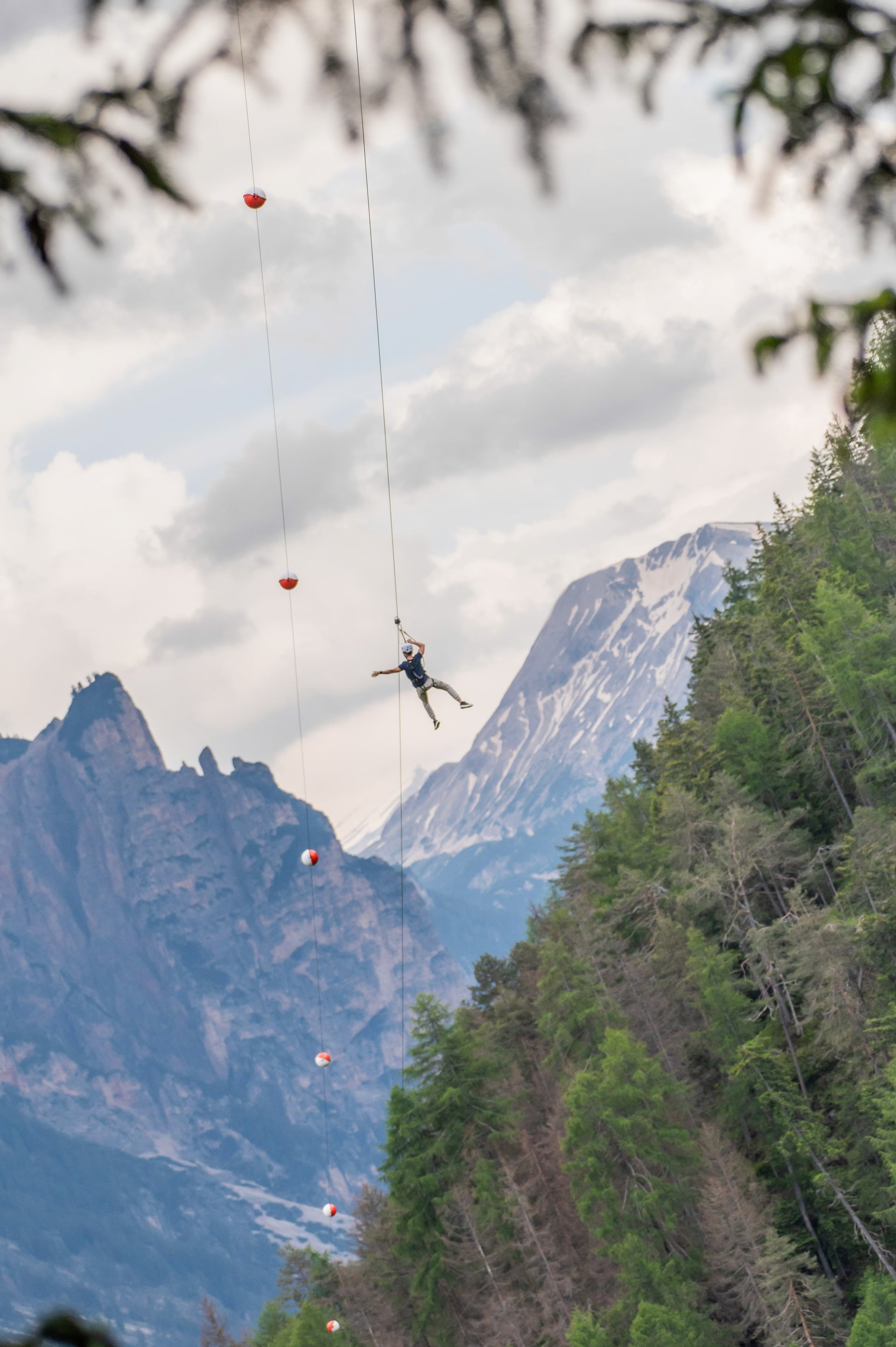 Guida sorridente con attrezzatura zipline